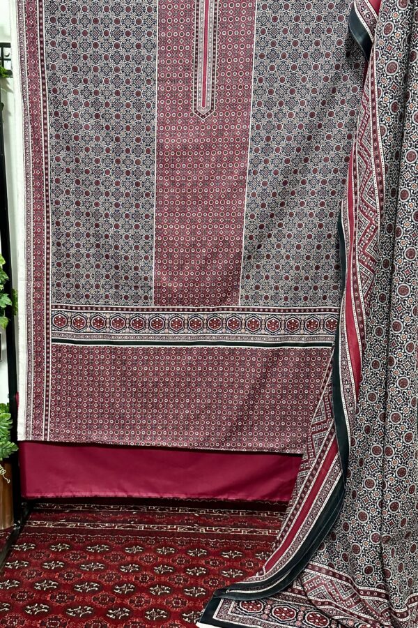The 4043 - Bin Saeed Lawn 3 Piece Unstitched Digital Printed Fabric